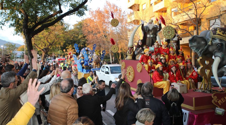Los Reyes Magos llenan las calles del municipio de magia y color y reparten ilusión entre los más pequeños
