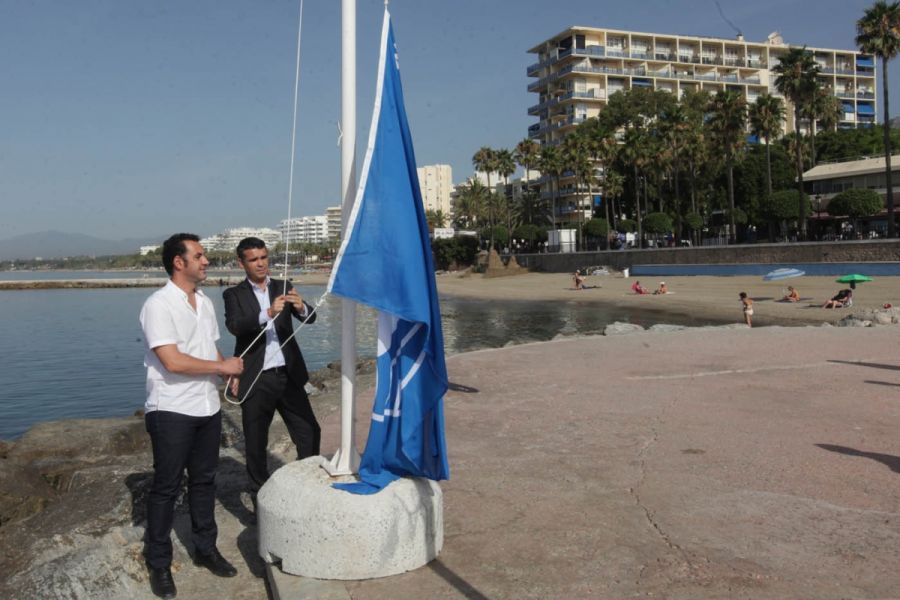 Imagen de la noticia El Ayuntamiento iza la bandera azul de la Playa E…