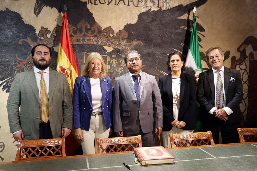 Imagen de la noticia La alcaldesa recibe al embajador de Bangladesh en…