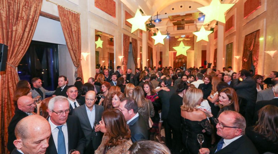 El alcalde destaca la fortaleza de Marbella como destino turístico y la apuesta por la excelencia y la innovación en el sector en la presentación de la imagen de la ciudad en el Teatro Real