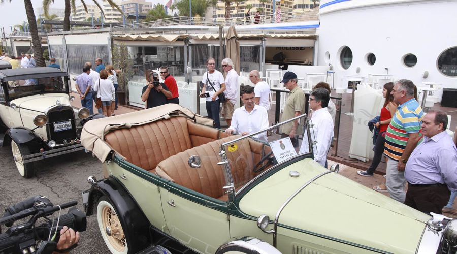 El Puerto Deportivo de Marbella acoge la exposición de la V Ruta Costa del Sol de Vehículos Clásicos