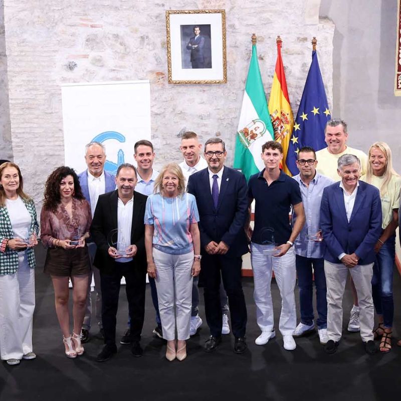 El Ayuntamiento pone en valor el comercio de proximidad con un homenaje a una decena de empresas y establecimientos de San Pedro Alcántara