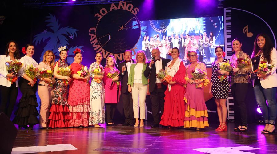 La alcaldesa acompaña al Dúo Arenal en la fiesta de celebración de sus 30 años de trayectoria musical