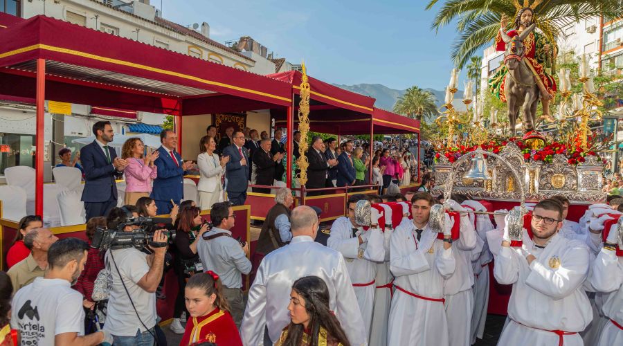 Marbella se vuelca con La Pollinica durante su recorrido por la ciudad