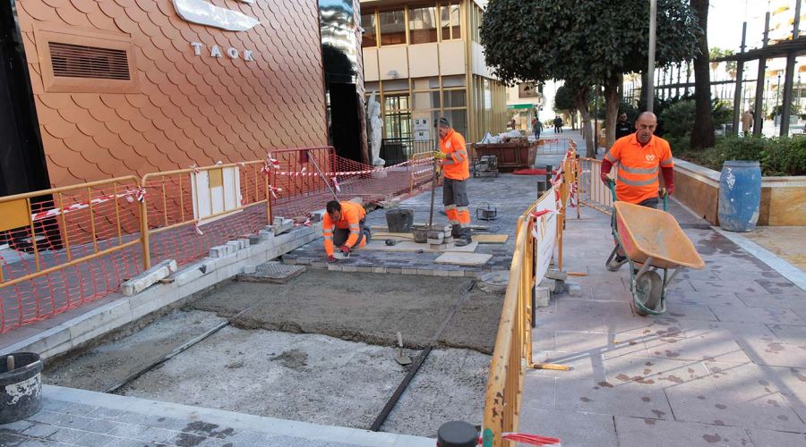 El Ayuntamiento acomete la reparación de los tramos de calzada de la avenida del Mar afectados por el hundimiento del adoquinado
