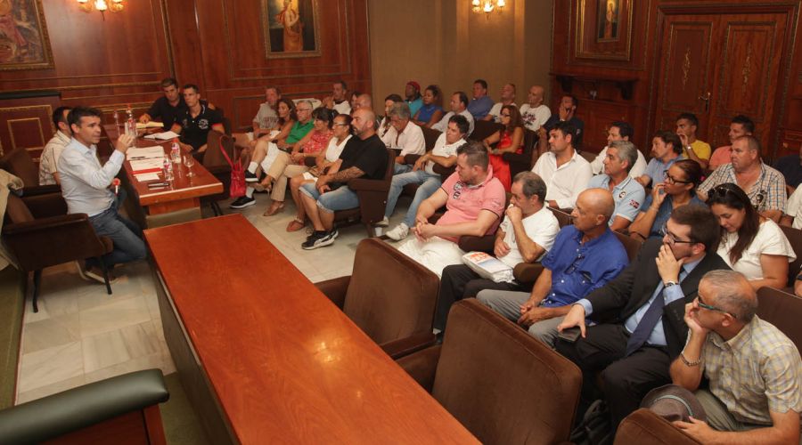El alcalde mantiene una reunión con empresarios del Puerto Deportivo