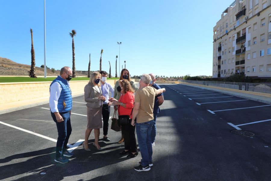 Imagen de la noticia El Ayuntamiento acondiciona un aparcamiento con m…