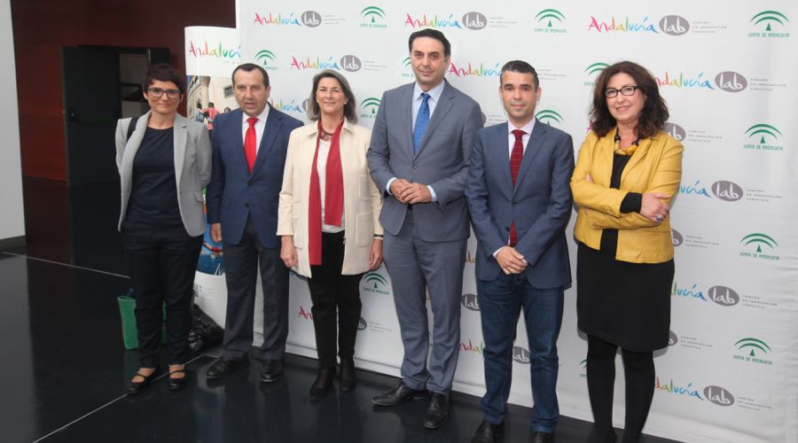 El alcalde acompaña al consejero de Turismo en su visita a Marbella para abordar el empleo en el sector turístico