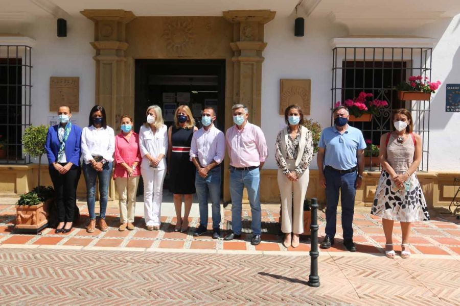 Imagen de la noticia Miembros de la Corporación municipal guardan un m…