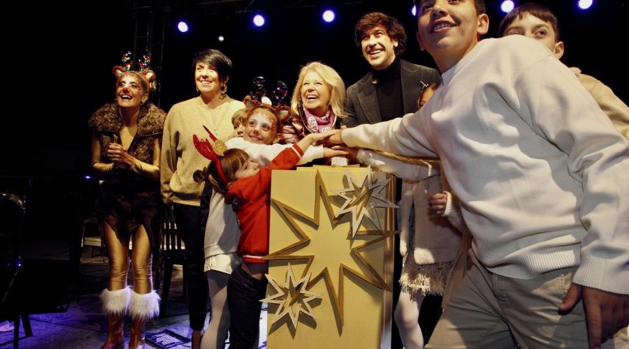 Miles del personas disfrutan en las calles del arranque de la Navidad en Marbella y San Pedro Alcántara