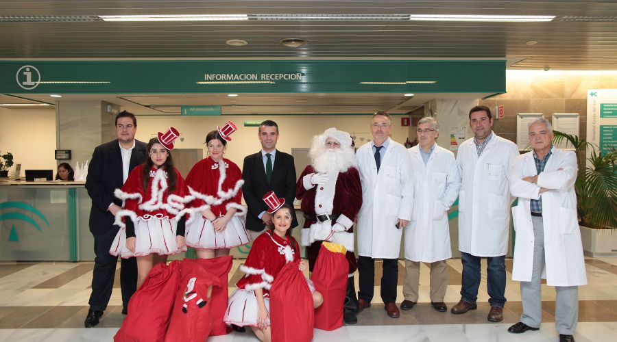 El alcalde recibe a la primera Papá Noel de la Navidad en Marbella y le hace entrega de las llaves de la ciudad