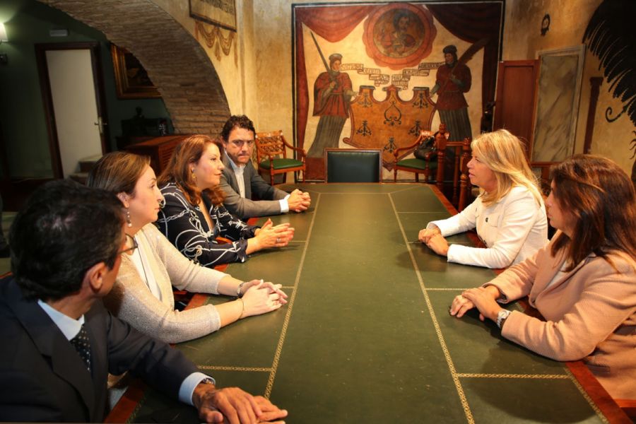 Imagen de la noticia La alcaldesa mantiene una reunión con la consejer…