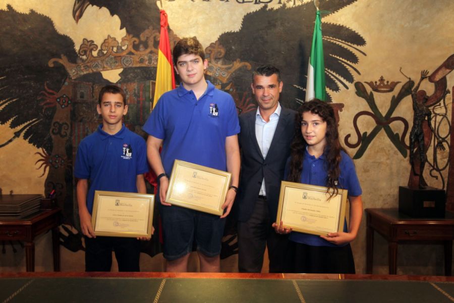 Imagen de la noticia El alcalde realiza un reconocimiento a cuatro jóv…