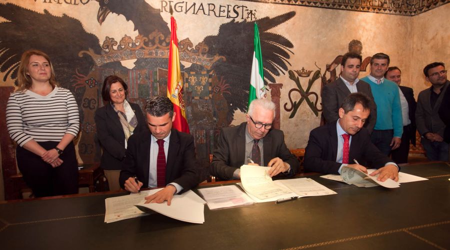 El Ayuntamiento, la Junta y Vodafone firman un convenio para aplicar nuevas aplicaciones tecnológicas en la gestión municipal