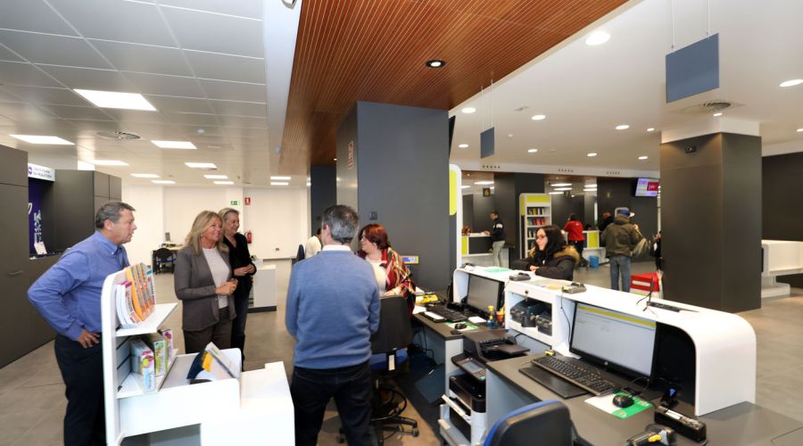 La alcaldesa destaca la apuesta de Correos por Marbella con la remodelación integral de la oficina principal tras una inversión de 400.000 euros