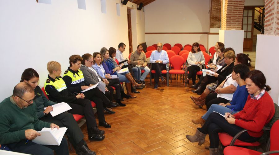 Igualdad da a conocer el programa  organizado por el Día Internacional contra la Violencia de Género en la Mesa Local de Seguimiento, que coordina la labor de todos los ámbitos implicados en esta materia