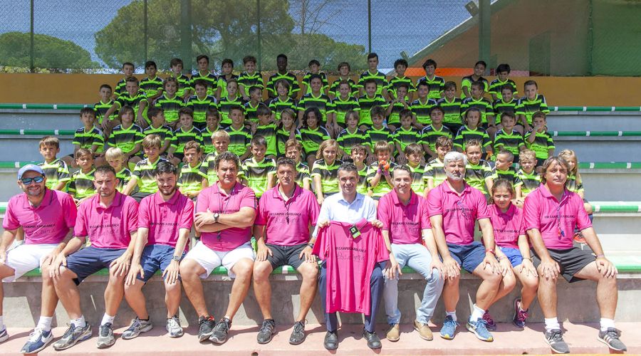 El alcalde acompaña a los participantes del VIII Campus Internacional de Fútbol Xarblanca