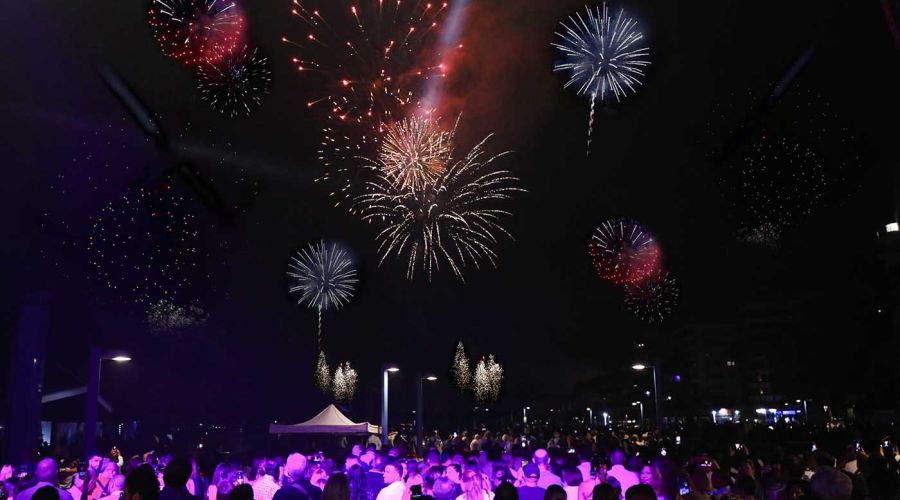 Los del Río destacan los atractivos y la hospitalidad de Marbella, “que siempre abre sus brazos al mundo entero”, en el arranque de la primera Feria convencional tras la pandemia