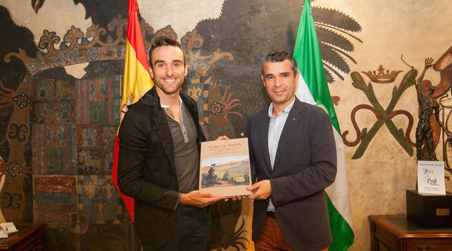 El alcalde recibe en el Ayuntamiento al ciclista Ángel Maté