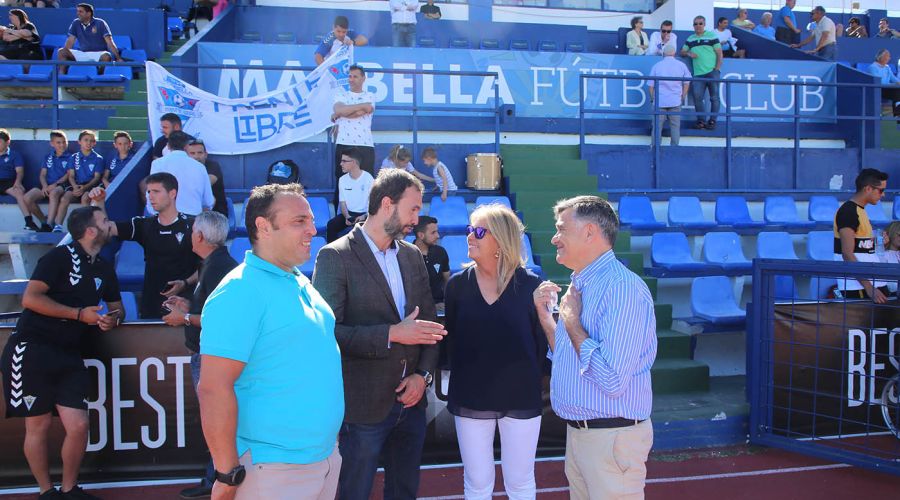 La alcaldesa acompaña a la cantera del Marbella FC en un acto previo al partido que ha enfrentado al primer equipo con el UCAM Murcia