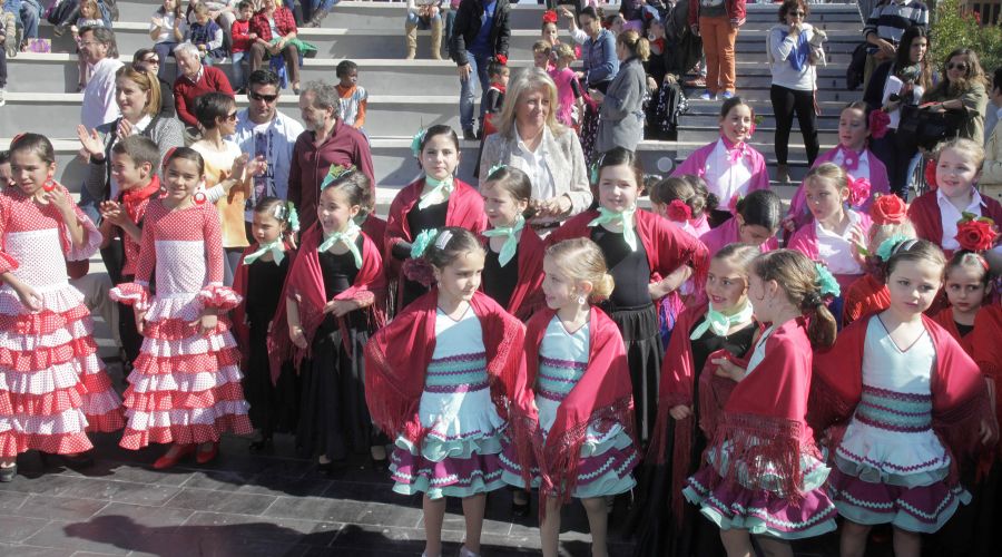 El bulevar de San Pedro Alcántara acoge un certamen de las Escuelas de Baile