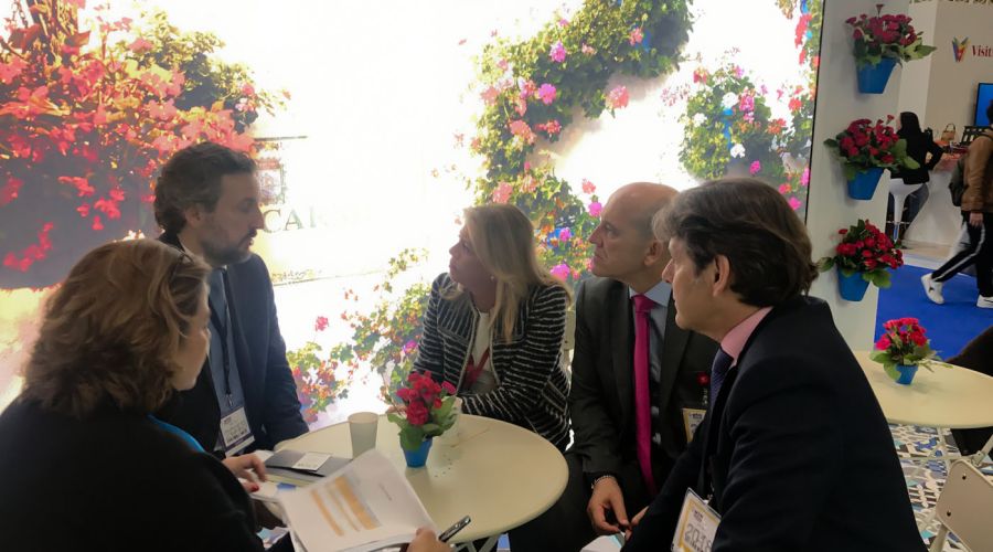 La alcaldesa destaca la apuesta por el segmento del golf y la excelencia del destino Marbella en la jornada inaugural de la World Travel Market de Londres