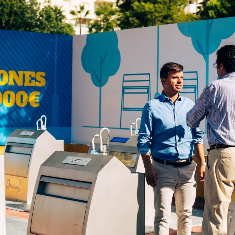 El Ayuntamiento instala ocho nuevos contenedores soterrados en la calle Frankfurt de Las Chapas para incrementar la capacidad de recogida selectiva, favorecer la limpieza y mejorar el servicio
