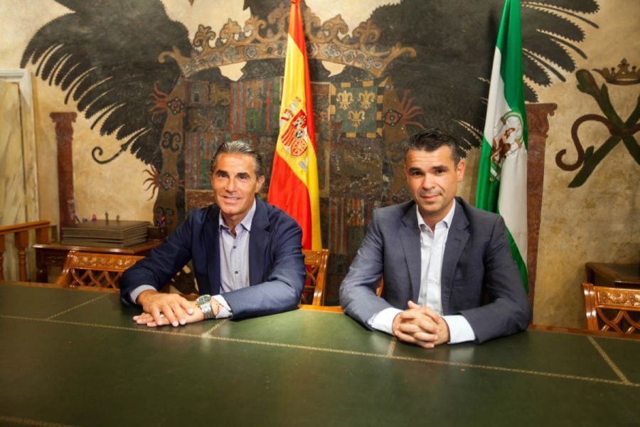 Imagen de la noticia El alcalde recibe al seleccionador nacional de ba…