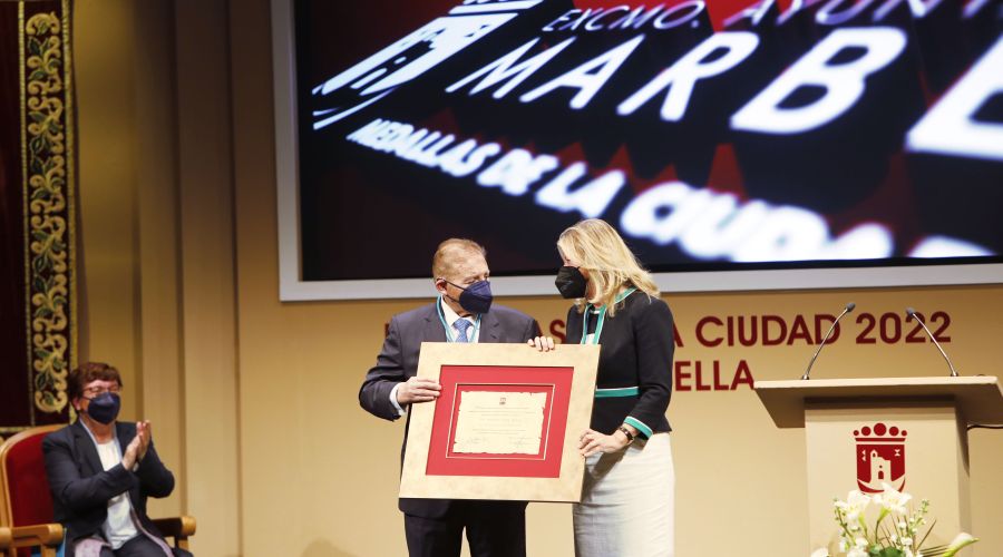 Marbella entrega las Medallas de la Ciudad a las instituciones Bancosol e Hijas de María Auxiliadora y al doctor Antonio Díaz Aroca por su humanidad y vocación de servicio público