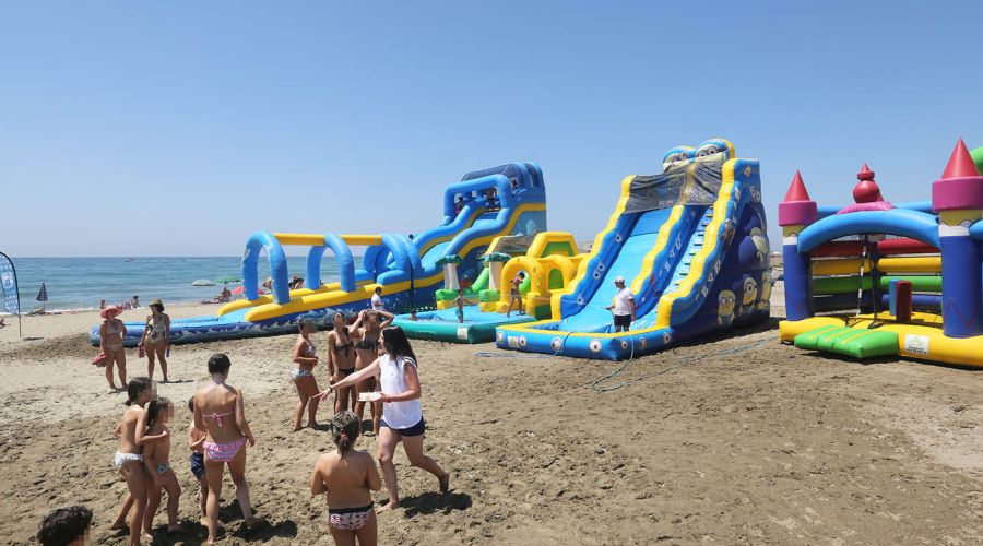 El concejal de Juventud visita las actividades lúdicas del programa \'Playa Joven\' en El Cable