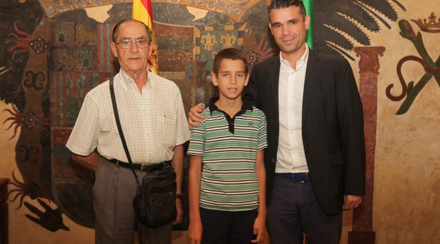 El alcalde ha recibido al joven Lance Henderson que se ha proclamado subcampeón de España sub12 de ajedrez y campeón en categoría sub14
