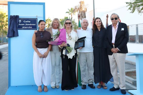 Marbella rinde homenaje al empresario y emprendedor Juan Jiménez Alarcón dando su nombre a una calle de San Pedro Alcántara