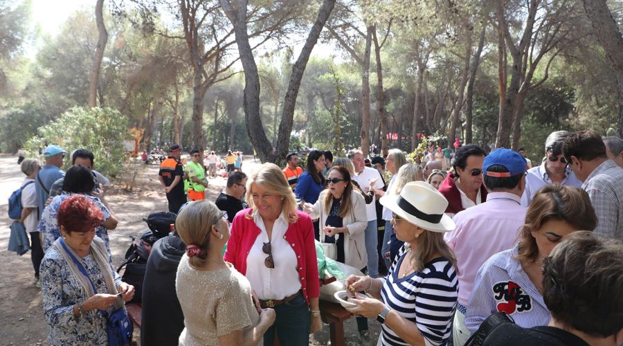 Marbella y San Pedro Alcántara mantienen las tradiciones y reúnen a cientos de personas en las fiestas del Tostón en los parques de Nagüeles y Los Tres Jardines