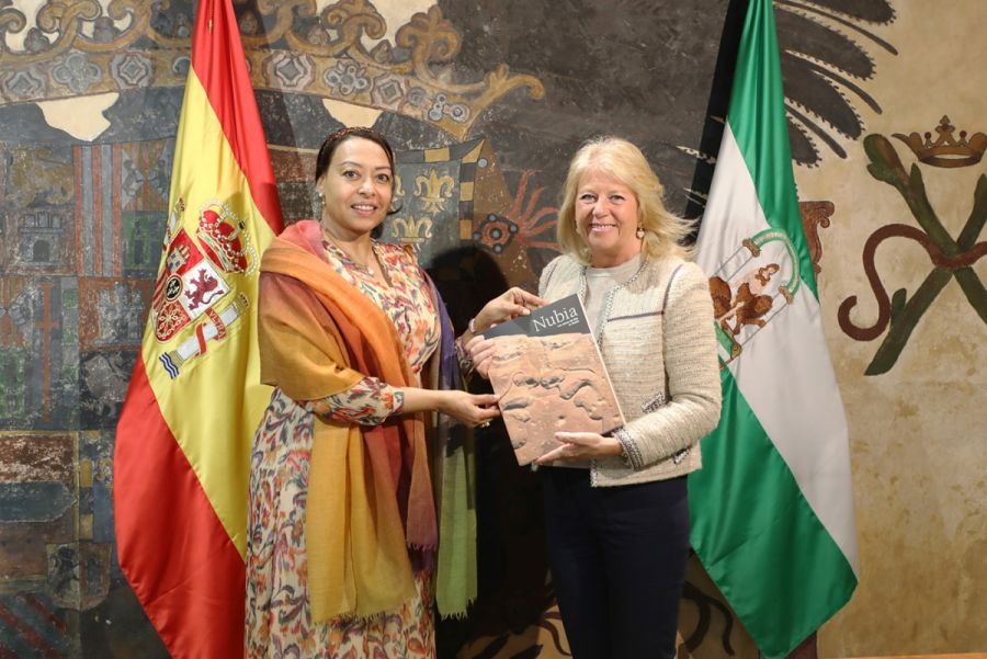 Imagen de la noticia La alcaldesa recibe en el Ayuntamiento a la embaj…
