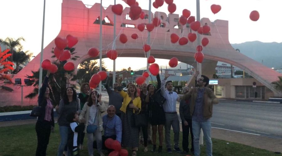 El Arco de Marbella se ilumina de rojo por el Día Europeo de la Insuficiencia Cardíaca