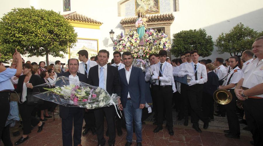 El alcalde acompañó a María Auxiliadora en su salida procesional