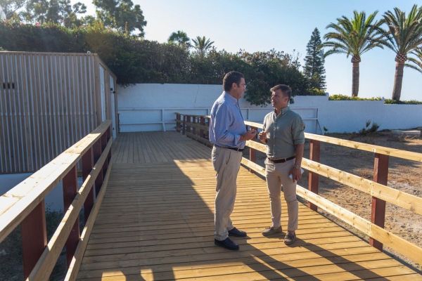 El Ayuntamiento completa el tramo de la senda litoral en Bahía Marbella con la colocación de una pasarela de 30 metros