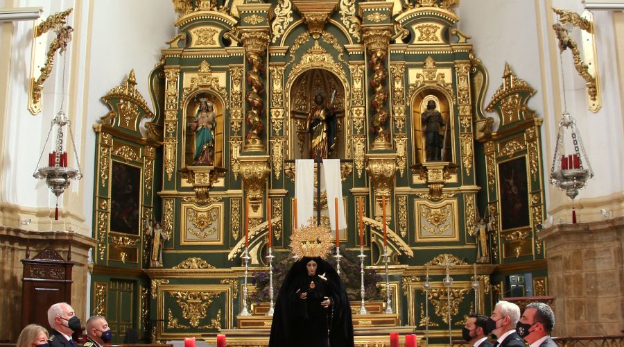 El Cristo Yacente y la Virgen de la Soledad recorrieron este Viernes Santo las calles del municipio entre la emoción y el sobrecogimiento del público