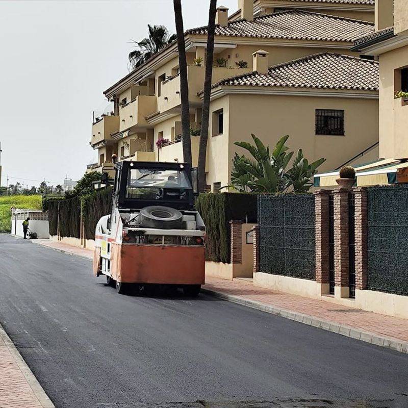 El Ayuntamiento ultima la renovación integral de la calle Guadalmansa para mejorar la accesibilidad y la seguridad vial en la urbanización Los Ángeles