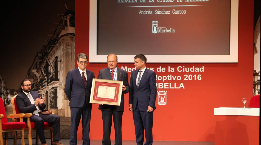 El Ayuntamiento entrega la Medalla de la Ciudad a los bomberos, Starlite, Sánchez Cantos y Vicente Espona y el título de Hijo Adoptivo a Carlos Posac