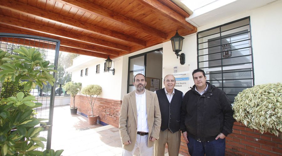 Los mayores de Nueva Andalucía disfrutan de su almuerzo de Navidad