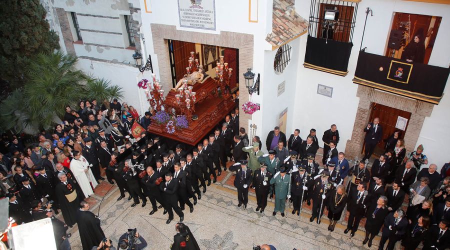 El Cristo Yacente y la Virgen de la Soledad sobrecogen en su salida procesional el Viernes Santo