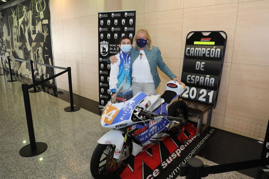 Imagen de la noticia La alcaldesa felicita al piloto marbellí Jesús Rí…