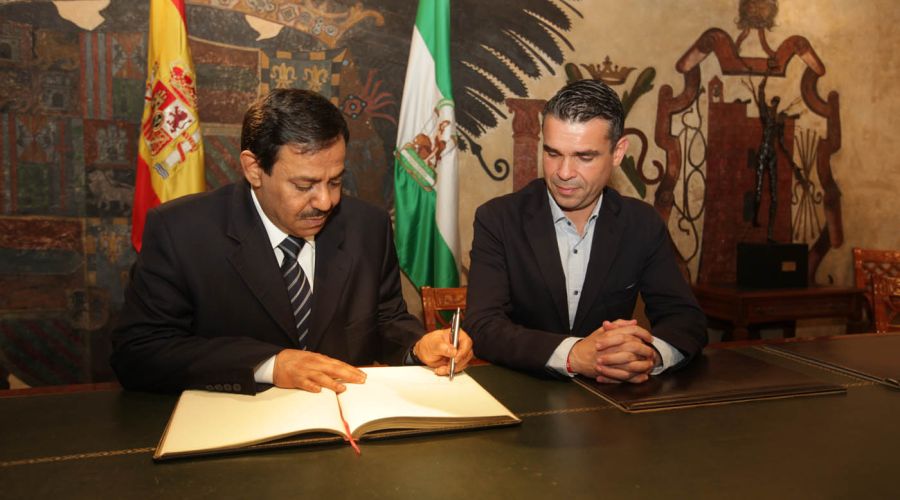 El alcalde aborda con el embajador de Kuwait vías de colaboración para impulsar la promoción de la ciudad como destino turístico