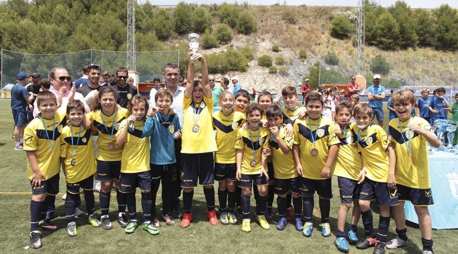 El alcalde asiste a la entrega de trofeos de la Liga de Fútbol Base 2016/2017