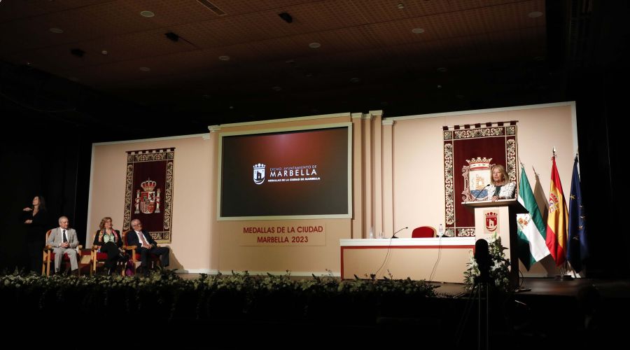 Marbella entrega las Medallas de la Ciudad a la Hermandad del Rocío, a la asociación CADI y al empresario Cristóbal Parra “por contribuir a la creación de una ciudad próspera, llena de talento y humanidad”