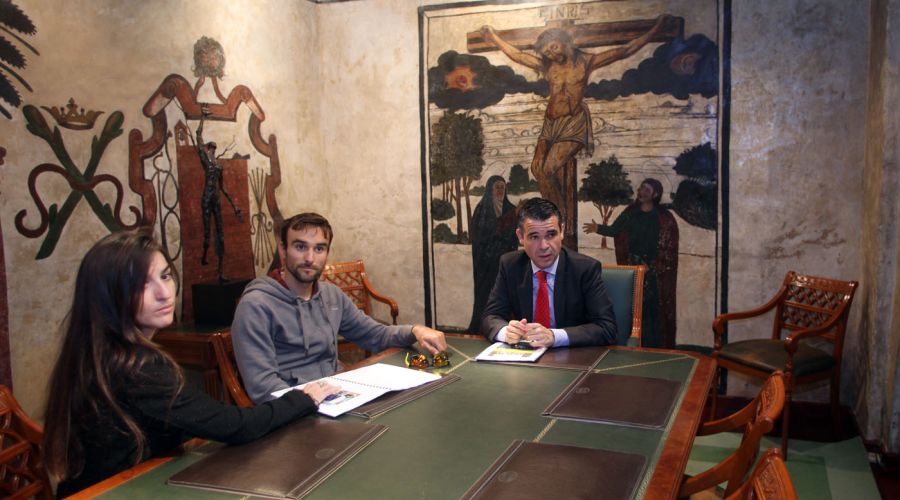 El alcalde ha recibido en el Ayuntamiento al ciclista local Luis Ángel Maté