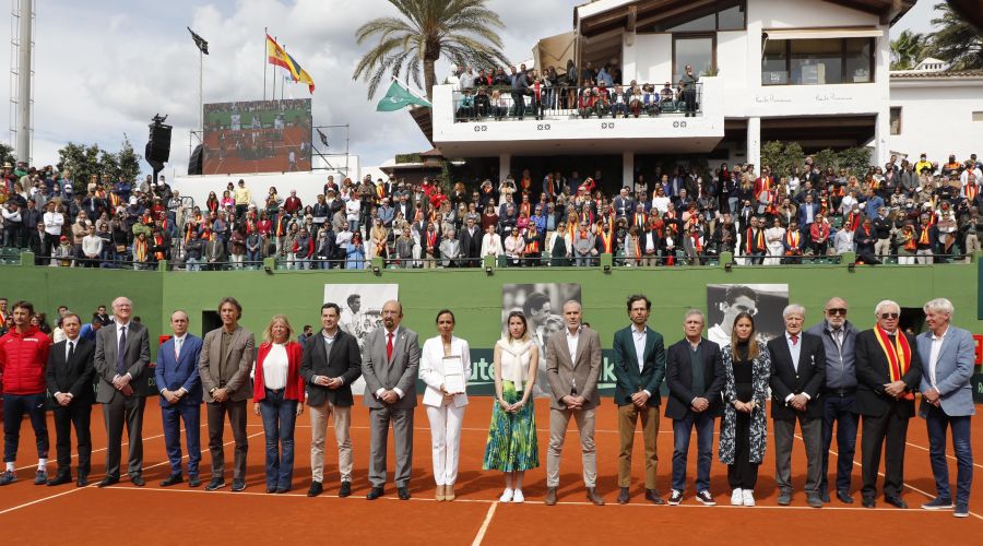 La alcaldesa y el presidente de la Junta destacan “la gran capacidad de promoción” de la Copa Davis para Marbella y Andalucía y recuerdan la labor como embajador del extenista Manolo Santana