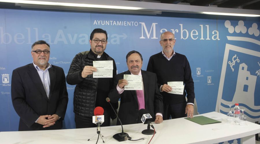 El Ayuntamiento ha acogido la entrega de un donativo de 7.000 euros de la Asociación de Vecinos Cristo de los Molinos a Cáritas Diocesana