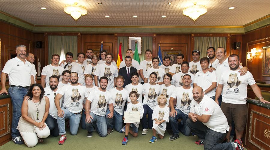 El alcalde felicita a los miembros del Trocadero Marbella Rugby Club por su ascenso de categoría